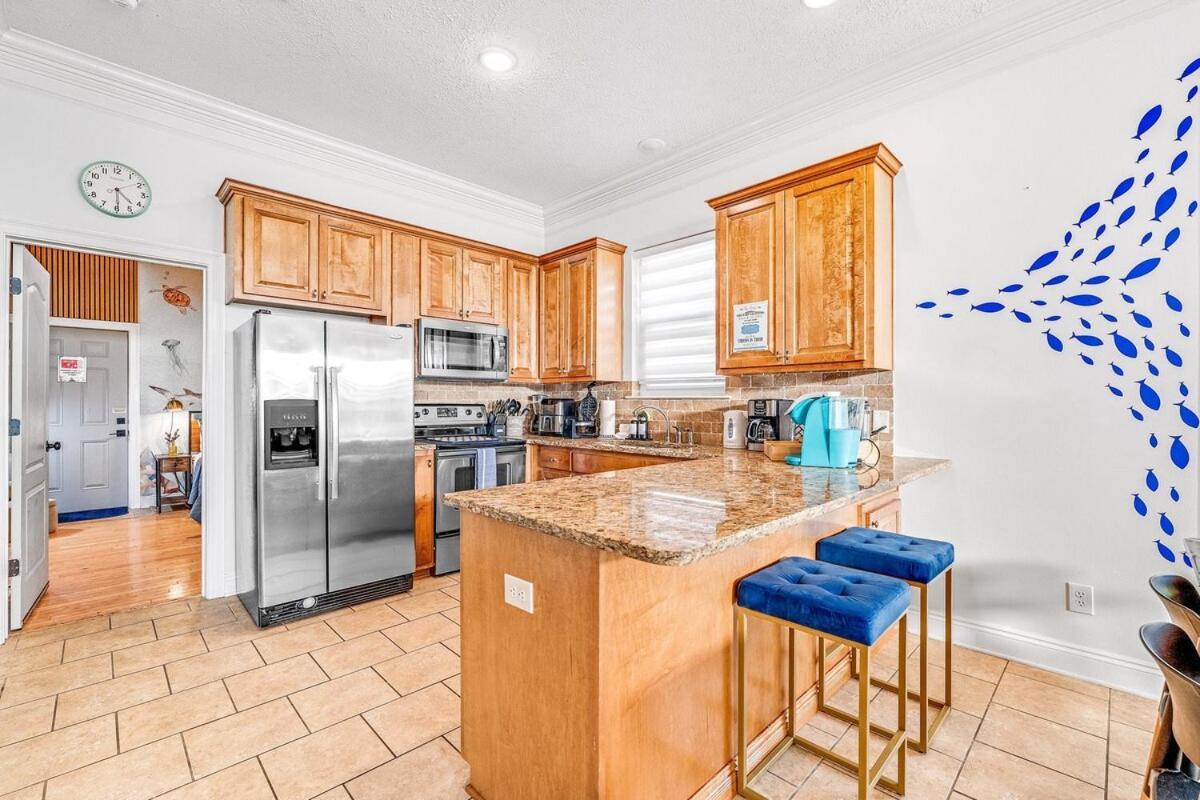 Apartment Soak And Sizzle! Pool Waterfall Games Grill Near